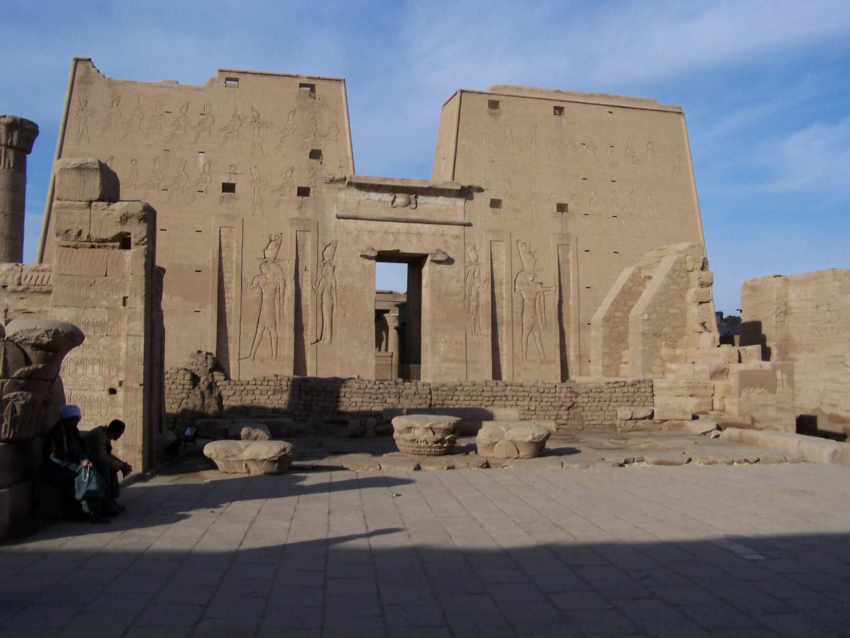 Le pylne monumental du temple de Edfou.